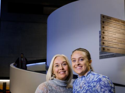 Mynd af mæðgunum Díönu og Karen
